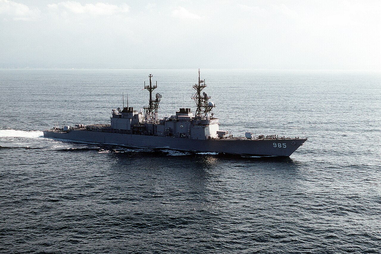 USS Cushing (DD-985) underway near San Diego, 1 February 1990.